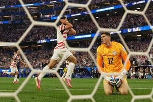Giovanni Reyna celebra el cuarto gol mientras Orlando Gill luce abatido. Crédito: REUTERS.