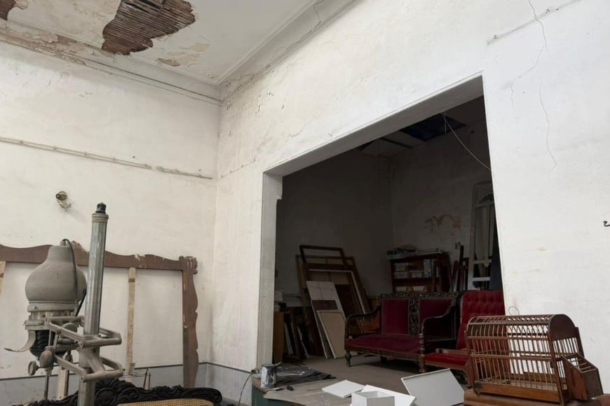 Hay rajaduras en paredes; la humedad, "enemiga" de inmuebles antiguos. Foto: Gentileza
