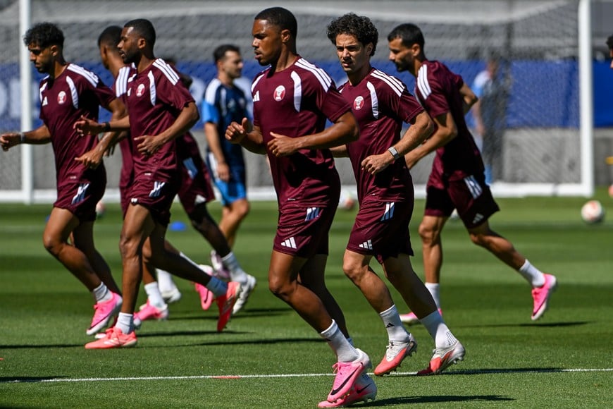 (260612) -- SAN JOSE, 12 junio, 2026 (Xinhua) -- Jugadores de Qatar participan en una sesión de entrenamiento previo al partido de la fase de grupos de la Copa Mundial de la FIFA 2026 ante Suiza, en San José, California, Estados Unidos, el 12 de junio de 2026. (Xinhua/Zhu Ziyu) (rtg) (vf)