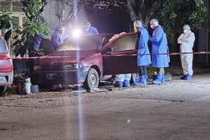 La víctima estaba en el interior del vehículo y tenía un cable en el cuello.