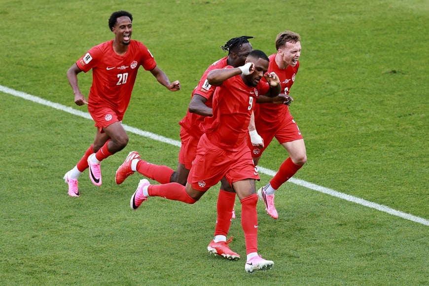 (260612) -- TORONTO, 12 junio, 2026 (Xinhua) -- Jugadores de Canadá festejan una anotación durante el partido del Grupo B de la fase de grupos de la Copa Mundial de la FIFA 2026 ante Bosnia y Herzegovina, celebrado en el Estadio Toronto, en Toronto, Canadá, el 12 de junio de 2026. (Xinhua/Yang Shu) (da) (vf)