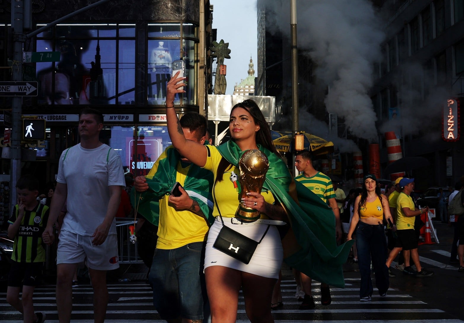 Verde, amarillo y Mundial: las postales de la fiesta brasileña en Times Square
