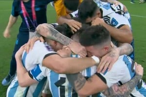 "De golpe, las broncas del día a día se apagan, los bolsillos dolientes se olvidan por un rato y el aire se llena de una electricidad compartida. Nos ponemos todos la misma camiseta, la misma armadura de tela celeste y blanca, y algo adentro nuestro cambia".