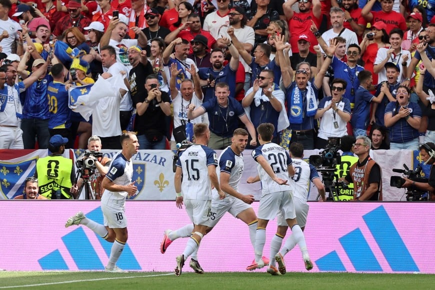(260612) -- TORONTO, 12 junio, 2026 (Xinhua) -- El jugador Jovo Lukic (c), de Bosnia y Herzegovina, festeja su anotación con sus compañeros durante el partido del Grupo B de la fase de grupos de la Copa Mundial de la FIFA 2026 ante Canadá, celebrado en el Estadio Toronto, en Toronto, Canadá, el 12 de junio de 2026. (Xinhua/Zou Zheng) (rtg) (vf)