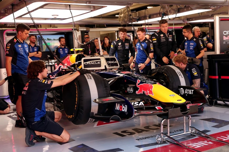 Formula One F1 - Barcelona-Catalunya Grand Prix - Circuit de Barcelona-Catalunya, Barcelona, Spain - June 12, 2026
General view of Red Bull's Isack Hadjar's car with the mechanics during practice REUTERS/Bruna Casas