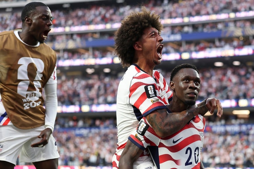 (260612) -- LOS ANGELES, 12 junio, 2026 (Xinhua) -- El jugador Folarin Balogun (d), de Estados Unidos, festeja su segunda anotación durante el partido del Grupo D de la fase de grupos de la Copa Mundial de la FIFA 2026 ante Paraguay, celebrado en el Estadio Los Angeles, en Los Angeles, Estados Unidos, el 12 de junio de 2026. (Xinhua/Mao Siqian) (rtg) (da) (vf)