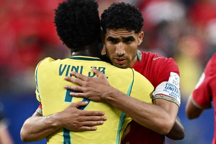 Soccer Football - FIFA World Cup 2026 - Group C - Brazil v Morocco - New York/New Jersey Stadium, East Rutherford, New Jersey, U.S. - June 13, 2026
Morocco's Achraf Hakimi embraces Brazil's Vinicius Junior after the match REUTERS/Dylan Martinez