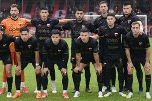 Los 11 de Colón que golearon a Defensores en el Bajo. Foto: Prensa Colón.