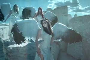 La estética elegida refuerza la identidad conceptual que parece atravesar todo “Everything’s Falling”. Foto: Gentileza Lava Records / Republic Records