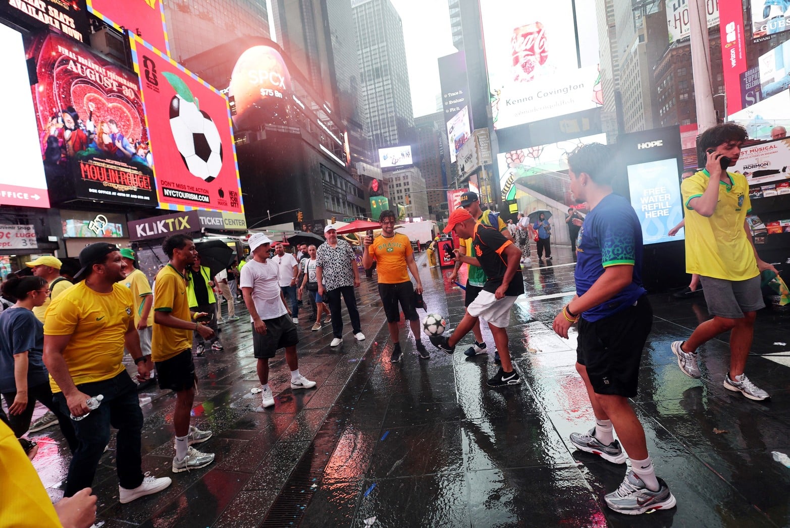 Verde, amarillo y Mundial: las postales de la fiesta brasileña en Times Square