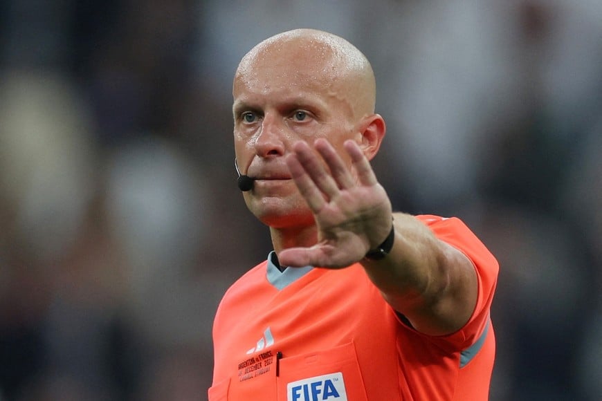 FILE PHOTO: Soccer Football - FIFA World Cup Qatar 2022 - Final - Argentina v France - Lusail Stadium, Lusail, Qatar - December 18, 2022
Referee Szymon Marciniak reacts REUTERS/Lee Smith/File Photo