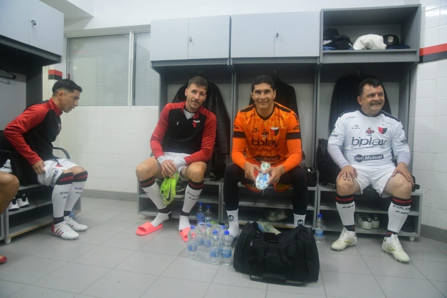Los amigos y allegados del Pulga, alistándose para el partido. 