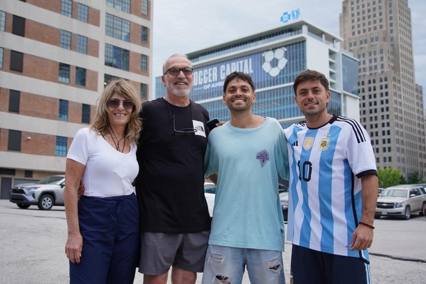 Los argentinos nunca faltan y se multiplicarán en las horas que faltan para el debut del equipo de Scaloni