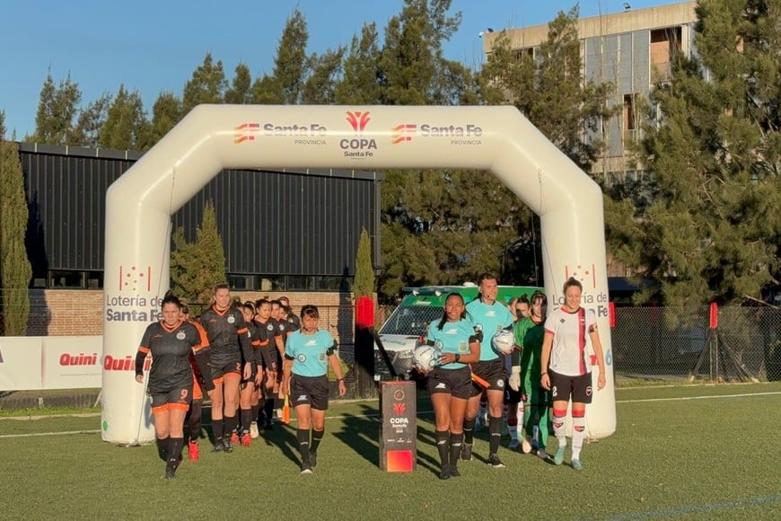 El momento de la salida de los equipos a la cancha. Foto: Bianca Ossola.