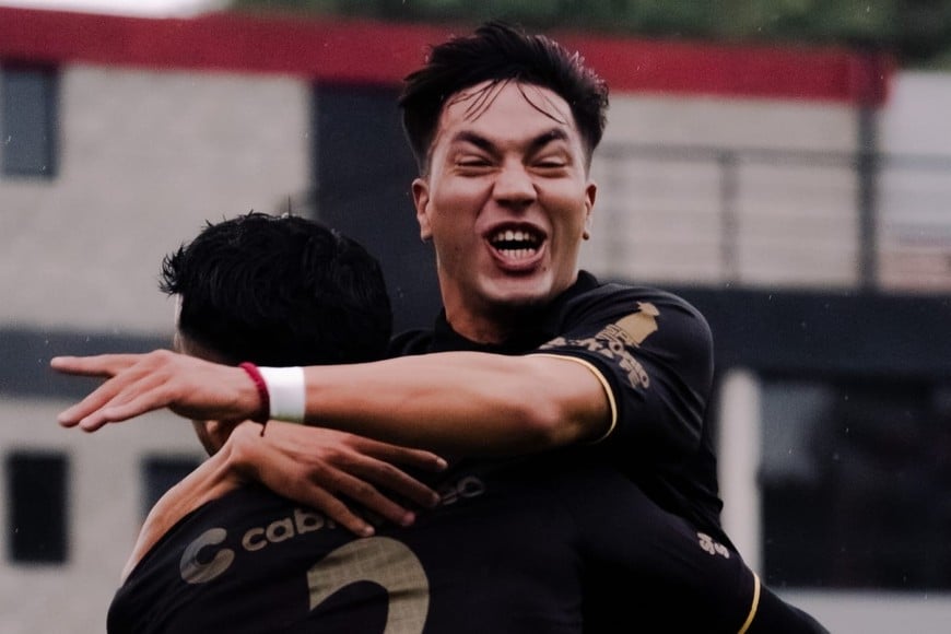 El festejo de Barrios y Lago tras el segundo gol sabalero. Foto: Prensa Colón.
