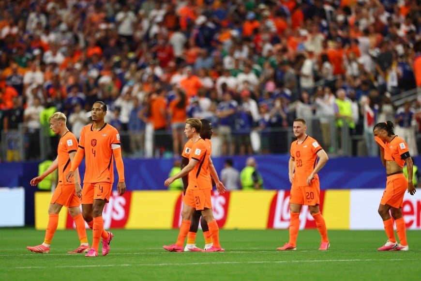 Soccer Football - FIFA World Cup 2026 - Group F - Netherlands v Japan - Dallas Stadium, Arlington, Texas, U.S. - June 14, 2026
Netherlands' Virgil van Dijk and teammates react after the match REUTERS/Hannah Mckay