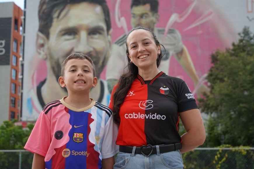 Vilma y el pequeño Valentino, de 8 años. Su camiseta, la de Valentino, tiene un pedazo de todas las que vistió Messi: la del Inter, la de Barcelona, la de Argentina y la de París Saint Germain