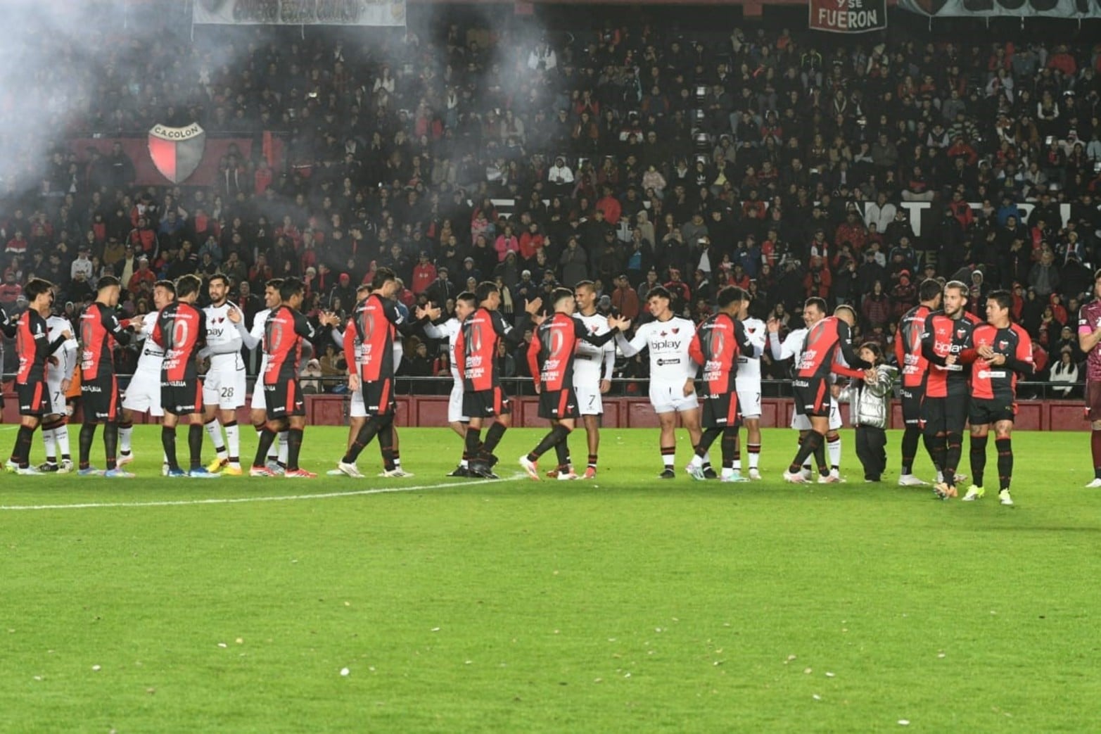 El saludo entre los jugadores. 