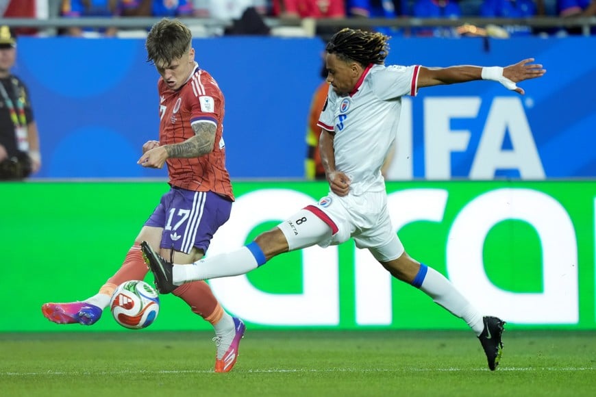 (260613) -- BOSTON, 13 junio, 2026 (Xinhua) -- El jugador Martin Experiénce (d), de Haití, disputa el balón con Ben Gannon-Doak (i), de Escocia, durante el partido del Grupo C de la fase de grupos de la Copa Mundial de la FIFA 2026, celebrado en el Estadio Boston, en Boston, Estados Unidos, el 13 de junio de 2026. (Xinhua/Chen Yichen) (rtg) (vf)