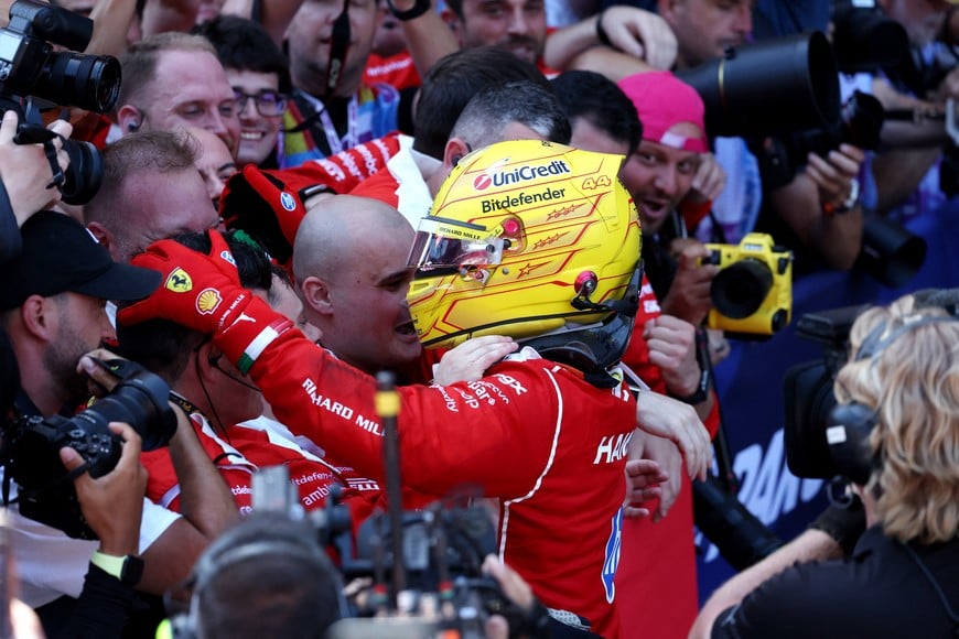 Formula One F1 - Barcelona-Catalunya Grand Prix - Circuit de Barcelona-Catalunya, Barcelona, Spain - June 14, 2026
Ferrari's Lewis Hamilton celebrates with team members after winning the Barcelona-Catalunya Grand Prix REUTERS/Bruna Casas