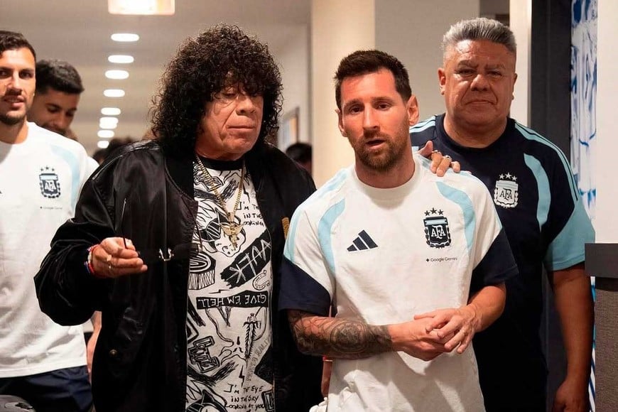 Messi, La Mona y Chiqui Tapia.