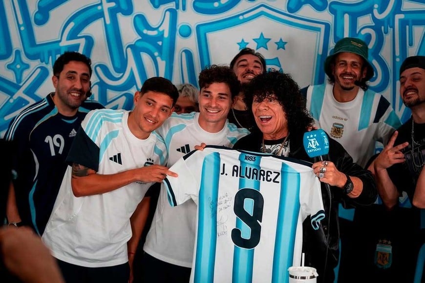 El plantel argentino con el cantante de cuarteto.