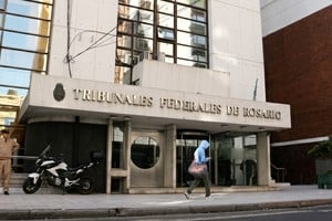 La Justicia Federal de Rosario no dio lugar a un planteo del diputado Rossi. Imagen editada con IA.