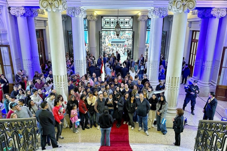Una fiesta popular en la plaza de Mayo. Gobierno de Santa Fe