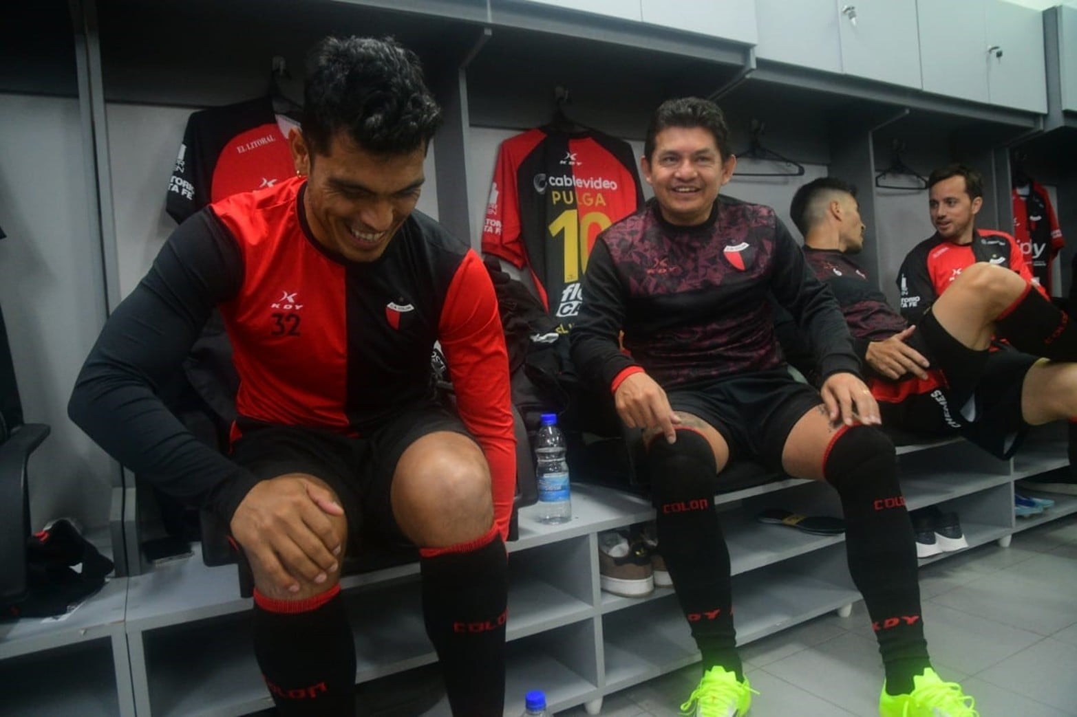 Pulga conduce el vestuario, una vez más. 