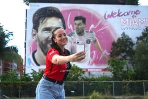 Vilma Gaitán y su selfie del mural de Messi en Wynwood. Nacida en Las Flores II, esta sabalera hace 16 años que vive en Miami.