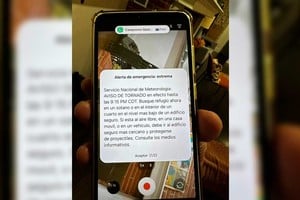 Así aparecía, en español y también en inglés, el aviso de tornado en los celulares durante la noche de sábado en Kansas City