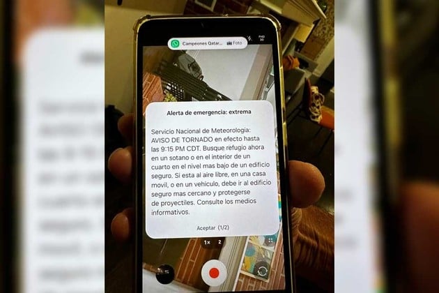 Así aparecía, en español y también en inglés, el aviso de tornado en los celulares durante la noche de sábado en Kansas City