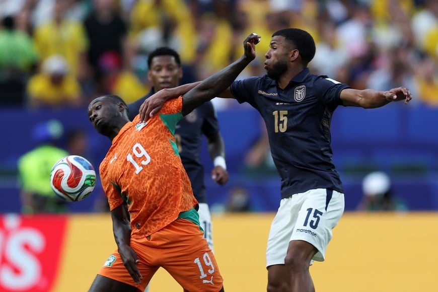 (260614) -- FILADELFIA, 14 junio, 2026 (Xinhua) -- El jugador Nicolas Pépé (i), de Costa de Marfil, disputa el balón con Pedro Vite (d), de Ecuador, durante el partido del Grupo E de la fase de grupos de la Copa Mundial de la FIFA 2026, celebrado en el Estadio Filadelfia, en Filadelfia, Pensilvania, Estados Unidos, el 14 de junio de 2026. (Xinhua/Hu Xingyu) (ah) (vf)