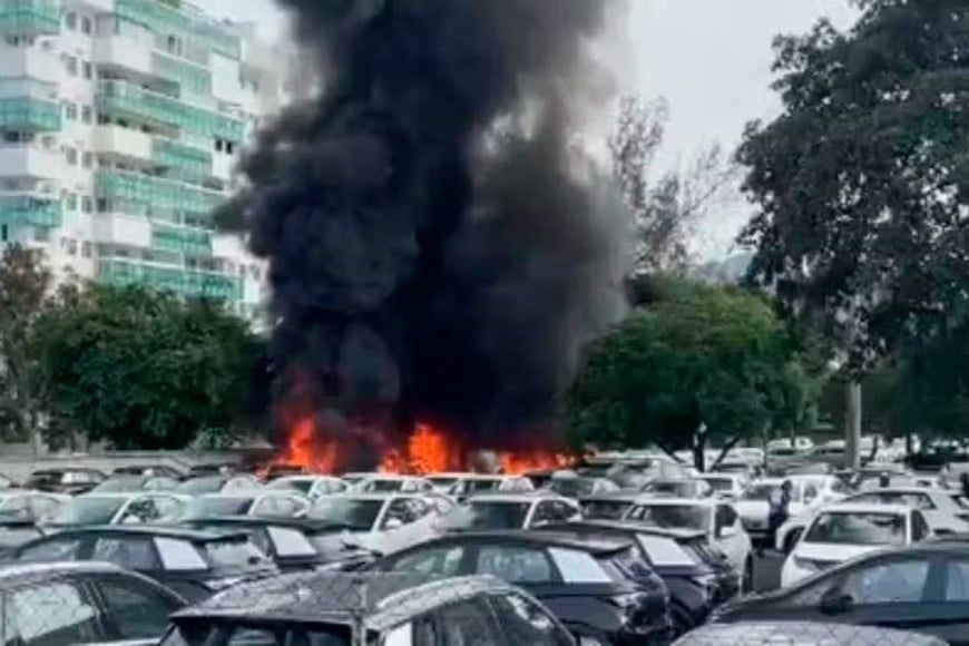 El fuego provocado en la caída.