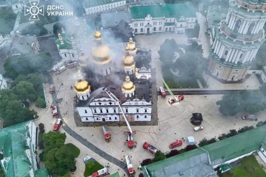 El ataque provocó un incendio en la Catedral de la Dormición.