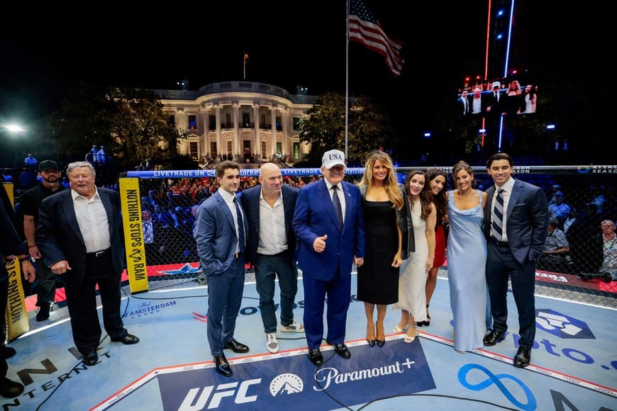 U.S. President Donald Trump, first lady Melania Trump, UFC CEO Dana White and other guests pose inside the Octagon at UFC Freedom 250 on the South Lawn of the White House in Washington, D.C., U.S., June 15, 2026. REUTERS/Evan Vucci/Pool