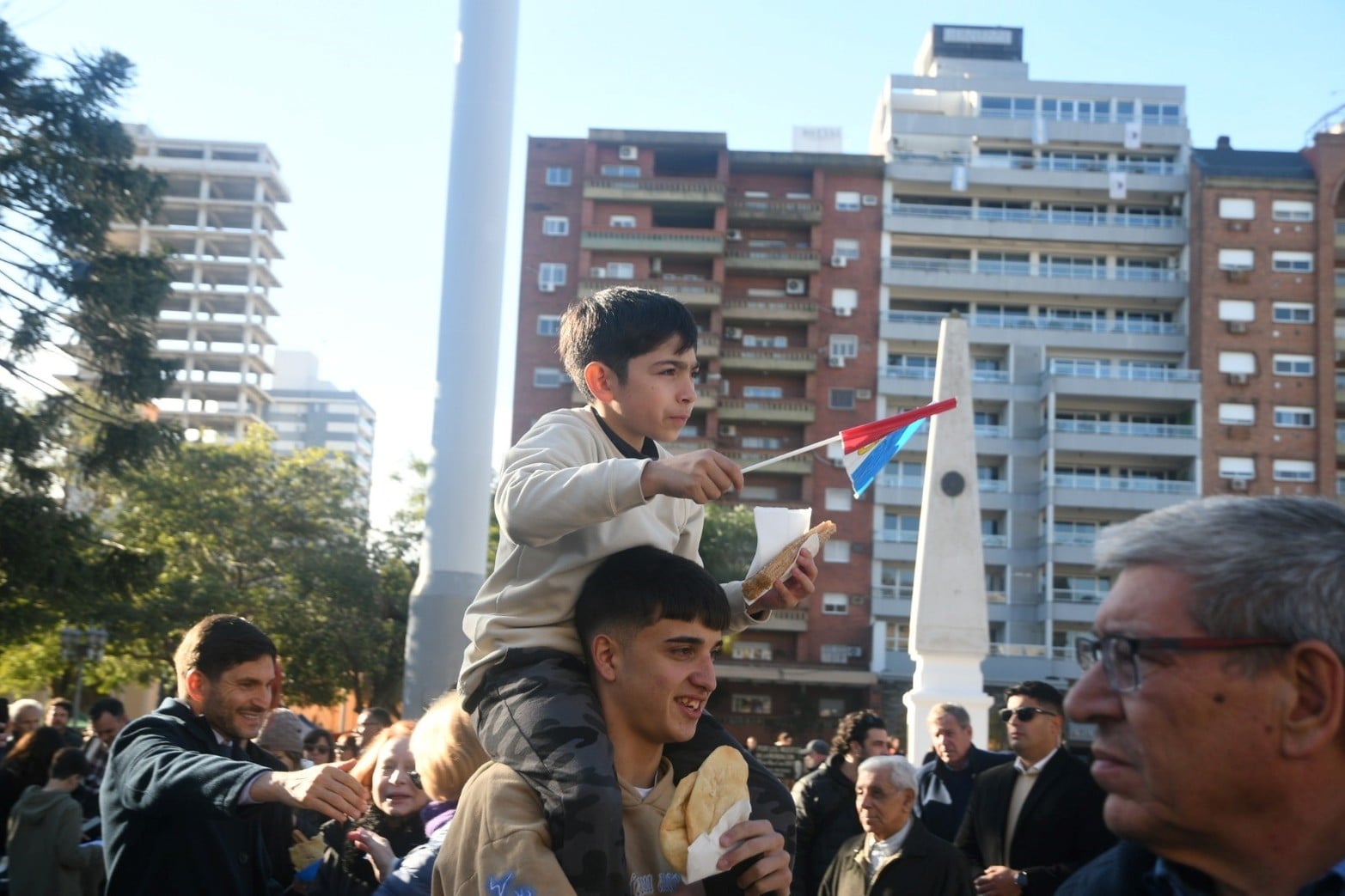 Familias celebrando en la plaza. 