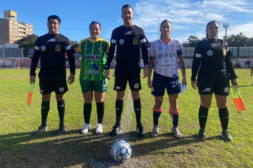 El árbitro Zamora y las capitanas de ambos equipos. Foto: Luciano Villarroel.