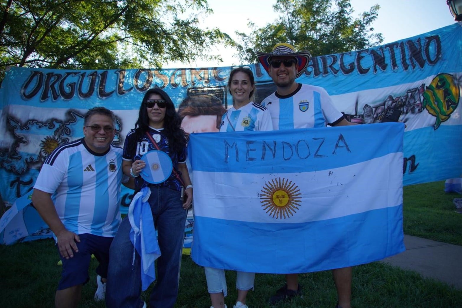 Mendoza, presente en el banderazo.