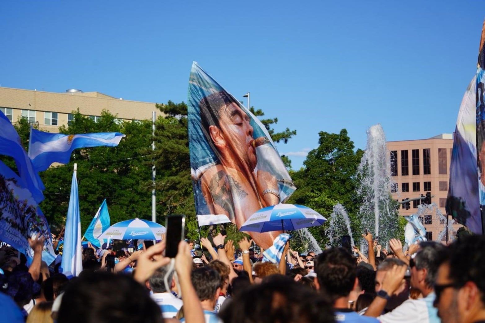 El Diego, presente en el banderazo.