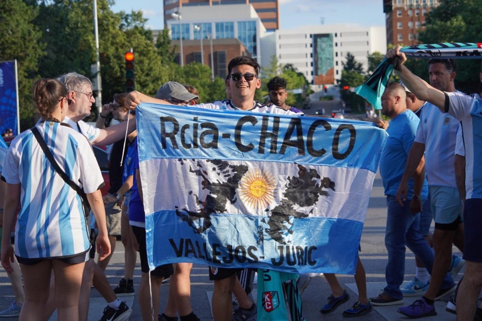 Chaco, presente en el banderazo.
