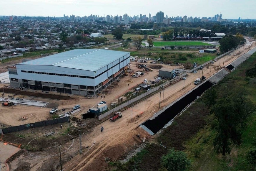 El microestadio y el bulevar Tacca en plena obra.