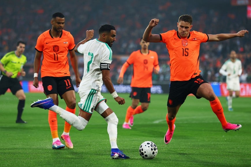 Soccer Football - International Friendly - Netherlands v Algeria - De Kuip, Rotterdam, Netherlands - June 3, 2026
Algeria's Riyad Mahrez in action with Netherlands' Micky van de Ven and Cody Gakpo REUTERS/Piroschka Van De Wouw