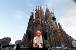 El papa León XIV presidió una misa multitudinaria en Barcelona. En dicha ceremonia procedió a bendecir la recién culminada Torre de Jesucristo, estructura central que corona definitivamente el perfil de la basílica de la Sagrada Familia, coincidiendo con una efeméride plena de significado: el centenario de la muerte de Antoni Gaudí, acontecida el 10 de junio de 1926.