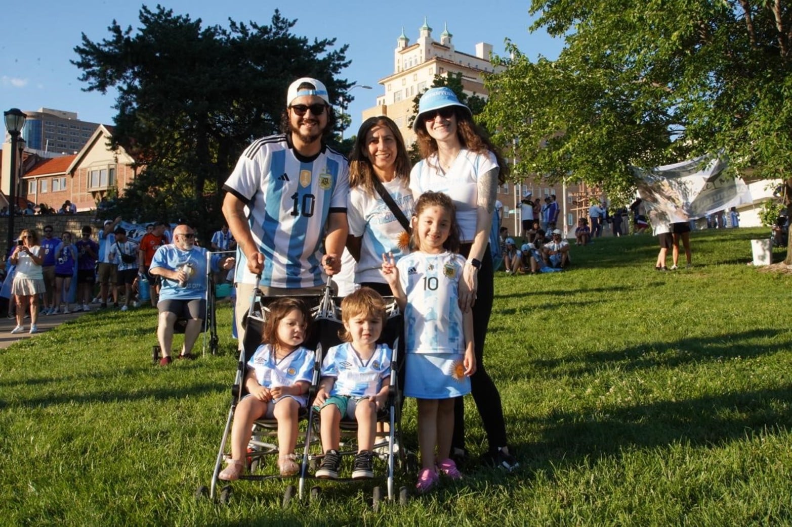 Las familias argentinas en el banderazo.