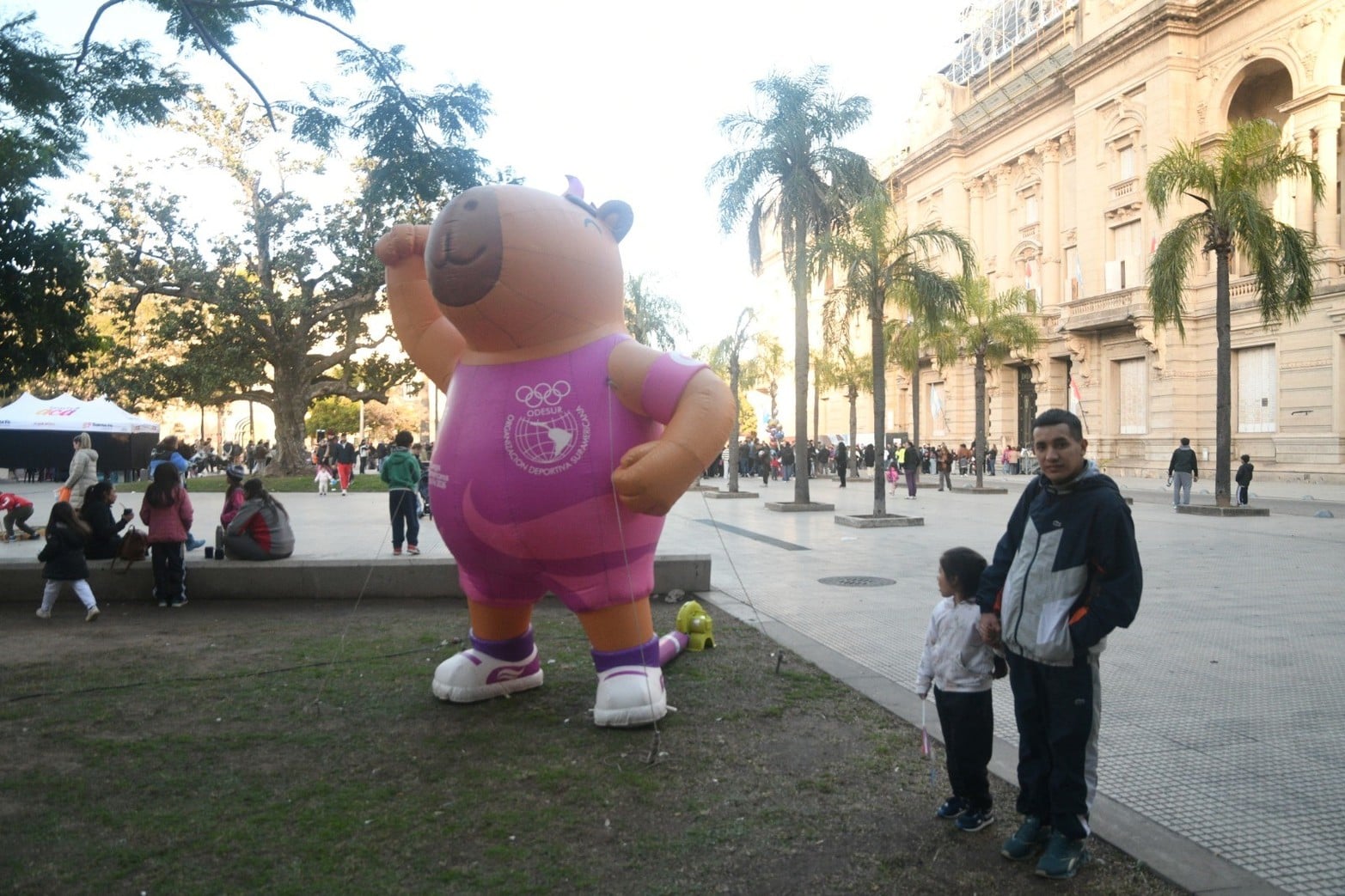Capi, la mascota de los Odesur presente también. 