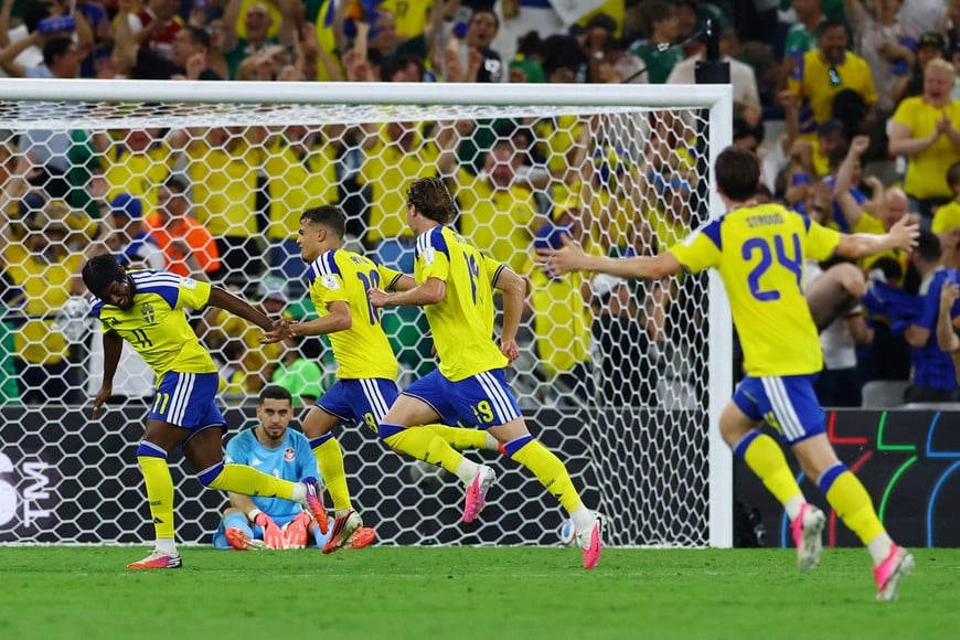 Soccer Football - FIFA World Cup 2026 - Group F - Sweden v Tunisia - Estadio Monterrey, Monterrey, Mexico - June 14, 2026
Sweden's Yasin Ayari celebrates scoring their fifth goal with Anthony Elanga and Mattias Svanberg REUTERS/Daniel Becerril