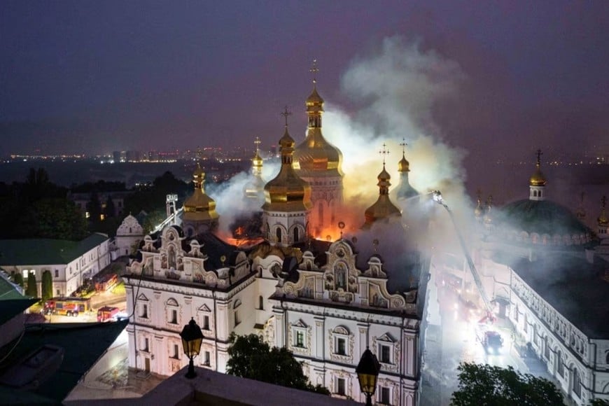 El ataque provocó un incendio en la Catedral de la Dormición.