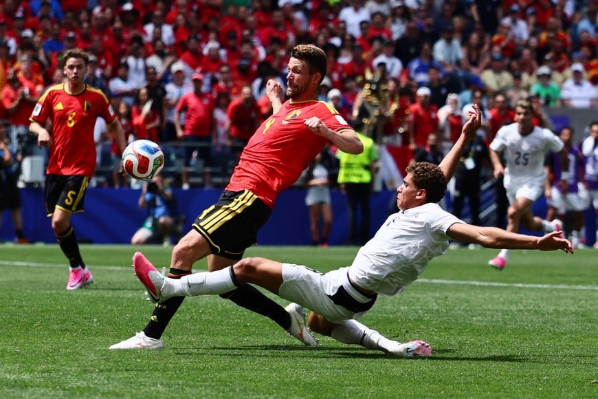 Soccer Football - FIFA World Cup 2026 - Group G - Belgium v Egypt - Seattle Stadium, Seattle, Washington, U.S. - June 15, 2026
Belgium's Brandon Mechele in action with Egypt's Hamza Abdelkarim IMAGN IMAGES via Reuters/Blake Dahlin