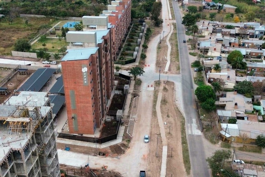 La Av. Peñaloza vista desde el cielo. De fondo, el centro y sus edificios.
